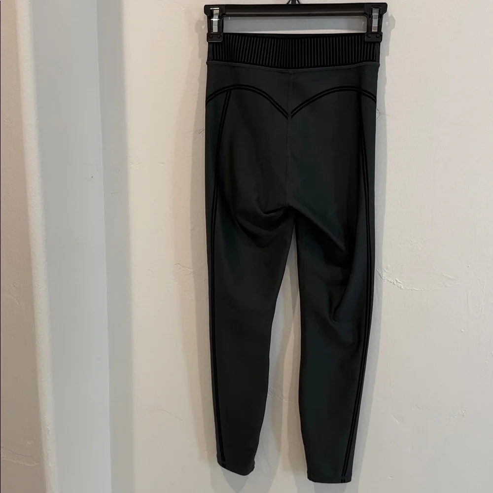 Alo Yoga Airlift High-Waist 7/8 Line Up Legging! - Picture 10 of 15
